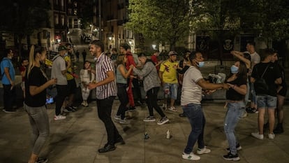 Un grupo de jóvenes celebran el fin del estado de alarma, en la madrugada del domingo en Madrid.