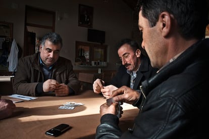 Un armenio, un musulmán suní y un musulmán chií juegan a las cartas en un café de Vakifli (al sur de Turquía), el único pueblo exclusivamente armenio que queda en Turquía.