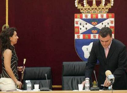 La alcaldesa saliente de Leganés, Guadalupe Bragado (PP), junto al nuevo regidor, Rafael Gómez Montoya (PSOE).