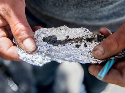 Un drogodependiente sostiene un trozo de papel de aluminio que contiene fentanilo, en San Francisco (EE UU) en junio de 2019.