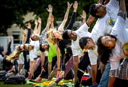 Participantes en una sesión de yoga en Ámsterdam (Países Bajos), el 17 de junio de 2018.