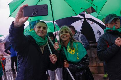 Miembros de la plataforma Usansolo Herria celebran el pasado miércoles su segregación de Galdakao (Bizkaia).