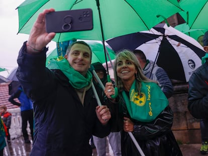 Miembros de la plataforma Usansolo Herria celebran el pasado miércoles su segregación de Galdakao (Bizkaia).