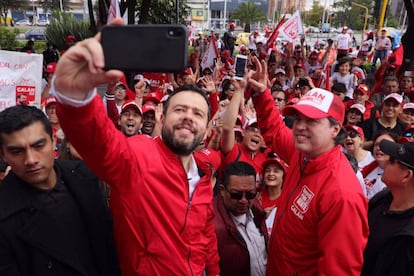 Carlos Fernando Galán haciéndose una selfie con sus seguidores. A su lado, Juan Manuel Galán.