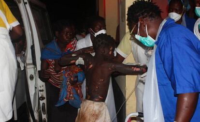 Un niño herido por la explosión de un camión cisterna en Mozambique, este jueves a su llegada al hospital.