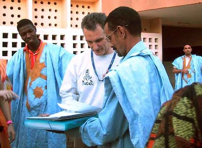 Xavier Mir y Alfonso Torres durante el reparto de material sanitario.