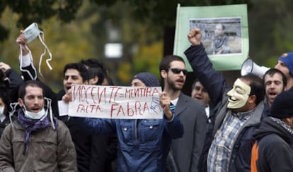 Un grupo de personas protesta contra Camps y contra la corrupción frente al tribunal.