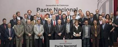 <i>Foto de familia</i> de todos los firmantes del pacto, ayer en el Palau de la Generalitat.