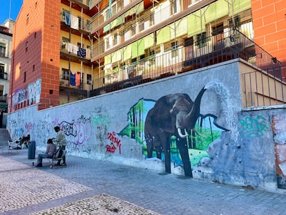 El mural del elefante del artista Dase, en la calle de Mesón de las Paredes.