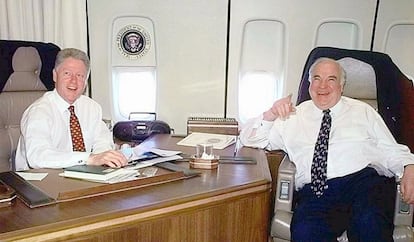 El presidente de EE UU, Bill Clinton , y el canciller alemán, Helmut Kohl, ríen abordo del avión Air Force One durante un trayecto hacia Frankfurt, Alemania, en mayo de 1998.