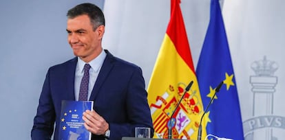 El presidente del Gobierno, Pedro Sánchez, con el Plan de Recuperación.