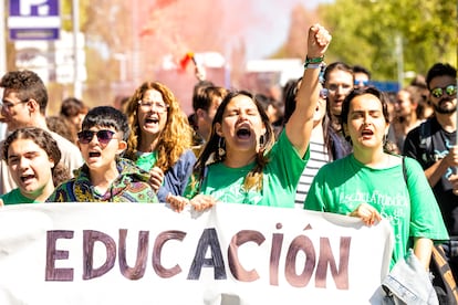 Un grupo de universitarios protestaba ayer en la Universidad Complutense de Madrid.