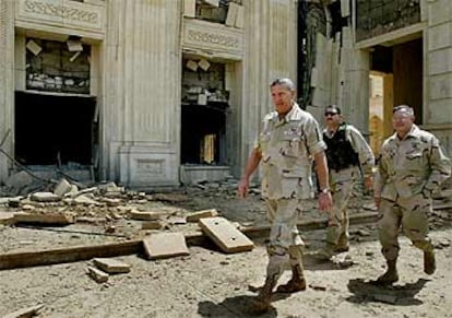 El general Tommy Franks pasea junto a las ruinas de un palacio de Sadam Husein el miércoles en Bagdad.