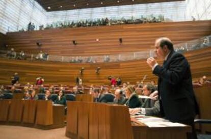 El presidente de la Junta, Juan Vicente Herrera, durante una de sus intervenciones hoy en el pleno de las Cortes regionales de Castilla y León, donde ha respondido a sendas preguntas de PSOE y Unión de Pueblo Leonés (UPL) sobre los recortes de las ayudas a la dependencia y los acuerdos de colaboración con Renault.