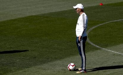 Zinedine Zidane, durante el entrenamiento de hoy en Valdebebas.