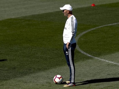 Zinedine Zidane, durante el entrenamiento de hoy en Valdebebas.