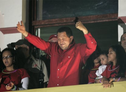 El presidente venezolano festeja con sus seguidores el triunfo del 'sí' en el referéndum.