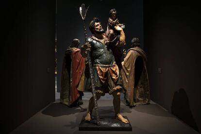 San Cristóbal con el niño. Esta talla es una muestra de la imaginería devocional de Montañés. La escultura fue encargada por el gremio de los guanteros para sacarla como paso procesional.