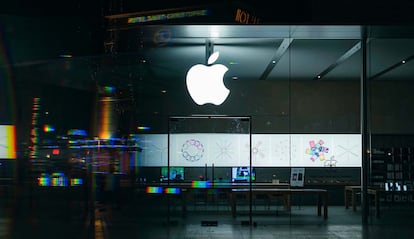 Logo de Apple en un cristal