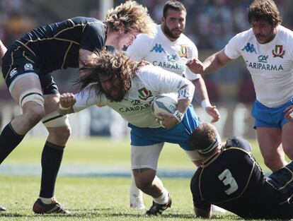 El italiano Martin Castrogiovanni, junto a los jugadores de Escocia