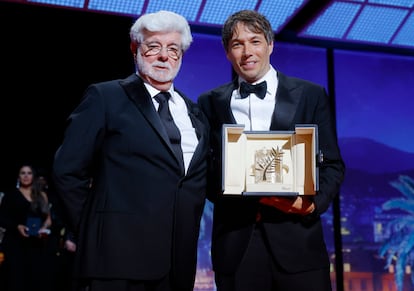 George Lucas presents the Palme d'Or to Sean Baker on Saturday night.