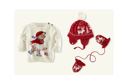 Las navidades están a la vuelta de la esquina... Qué mejor que esté conjunto de Ralph Lauren para celebrar las primeras fiestas de Giulia. El jersey cuesta 79 euros y el gorrito y las manoplas 50. (aprox.)