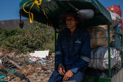 Albert Rodríguez conduce uno de los vehículos de la Cooperativa de Recicladores para la Preservación del Medio Ambiente Colombiano, en el barrio Villa Betel de Santa Marta,.