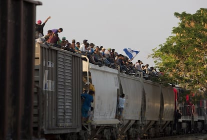 Migrantes centroamericanos viajan en un tren hacia la frontera entre México y Estados Unidos, en Ixtepec, estado de Oaxaca (México).
