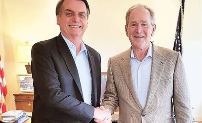Jair Bolsonaro con George W. Bush, este miércoles en Dallas, en una foto difundida por el presidente brasileño en su cuenta de Twitter.
