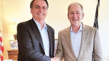 Jair Bolsonaro com George W. Bush, nesta quarta-feira em Dallas, em uma foto difundida pelo presidente brasileiro em sua conta de Twitter.