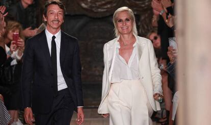 Maria Grazia Chiuri y Pier Paolo Piccioli, en el últim desfile de Valentino el pasado día 6 en París. w