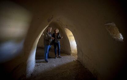 Paloma Sobrini, directora de Patrimonio, y Miguel Angel García Valero, subdirector de Conservación, en el interior de la fortifiación.