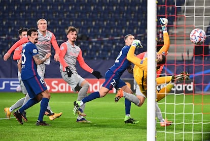 Mario Hermoso marca el primer gol del Atlético al Salzburgo tras desviar con el hombro una falta lanzada por Carrasco. / Joe Klamar (AFP)