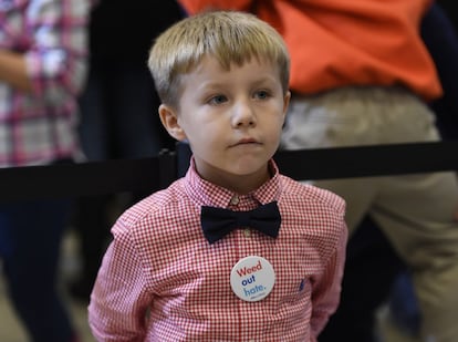 Un niño simpatizante de Hillary Clinton escucha a la canditata demócrata hablar durante un acto de campaña, el 21 de octubre, en Cleveland, Ohio (EE UU).