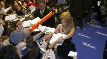 Shakira firma autógrafos a los <i>fans,</i> minutos antes del inicio de la gala.