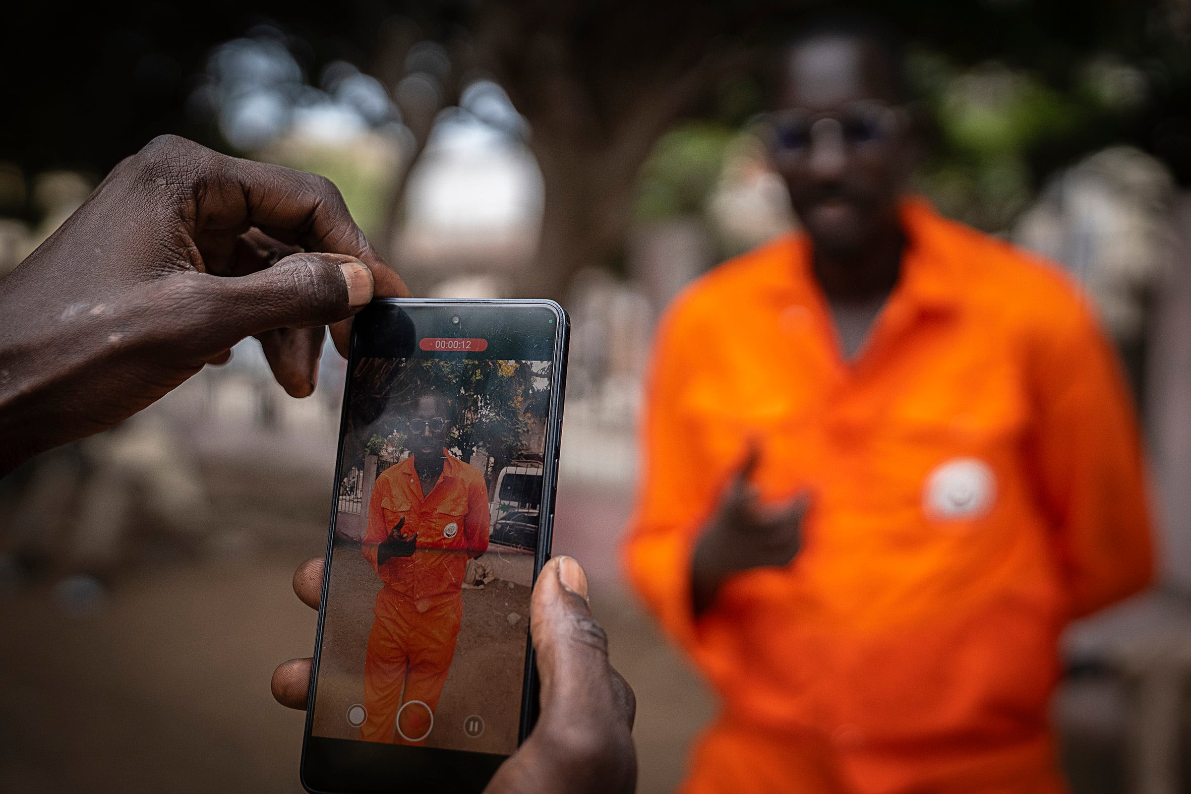 Ibrahima Seck graba un vídeo para subir a sus redes sociales y compartir la ubicación de cada persona que asiste, para que puedan ser identificados y llegar hasta su familia, en Dakar el 6 de julio.