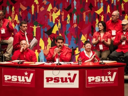 Maduro, no centro, no congresso do PSUV, neste domingo