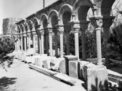 Imagen procedente del Archivo Municipal de Palamós sobre el montaje del claustro románico en la finca Mas del Vent, en 1959.
