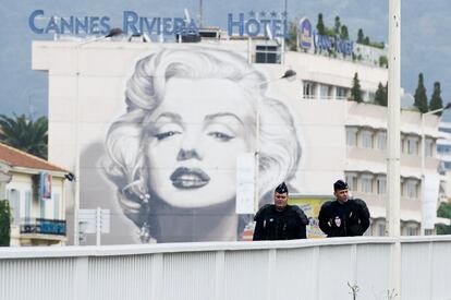 Dos policías vigilan un puente cerca del hotel Cannes Riviera, dentro del dispositivo de seguridad con motivo de la cumbre del G-20.