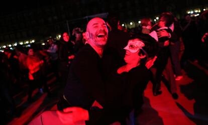 Una pareja baila durante la noche de las máscaras el la Plaza Mayor de Madrid.