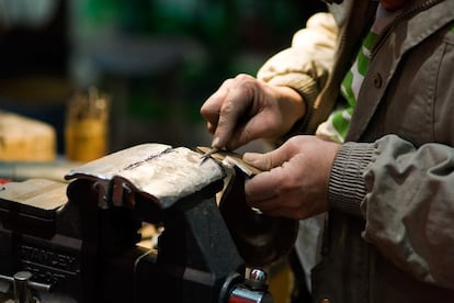 La fundición es la artesanía del arte en todas sus percepciones, que conlleva un trabajo en cadena (fundición, broncista, soldadura, pulido, mecanizado y patinado) para transformar la materia prima en la escultura imperecedera.