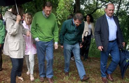 Mariano Rajoy, durante un paseo veraniego con Ana Pastor y Alberto N&uacute;&ntilde;ez Feij&oacute;o, el a&ntilde;o pasado.