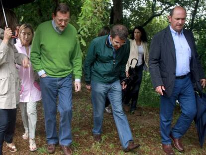 Mariano Rajoy, durante un paseo veraniego con Ana Pastor y Alberto Núñez Feijóo, el año pasado.
