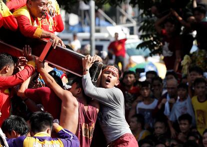 En el céntrico distrito de Quiapo se encuentra el Nazareno Negro, una talla de madera de Jesucristo con piel tostada a la que muchos filipinos, especialmente de las clases populares, rinden una extrema devoción, hasta el punto de atribuirle su suerte y confiarle sus deseos para el futuro.