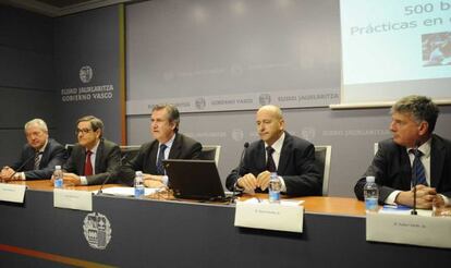 Bernabé Unda y Juan Goicolea junto a los representantes de Kutxabank y BBK en la firma para poner en marcha becas para financiar prácticas en el extranjero.
