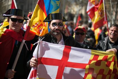 Dos manifestante con tricornios y con banderas de España y Tabarnia.