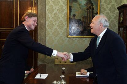 Moratinos recibe a Robert Zoellick, <i>número dos</i> de Rice, en su despacho del ministerio.