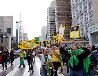 Na avenida Paulista, grupo de manifestantes favoráveis ao impeachment comemorou a decisão.