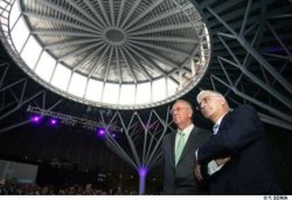 El presidente de Castilla La Mancha, Jos&eacute; Mar&iacute;a Barreda, y el presidente de la Sociedad Aeropuerto Internacional &lsquo;Don Quijote&rsquo; de Ciudad Real, Juan Antonio Le&oacute;n Trivi&ntilde;o, durante las obras.