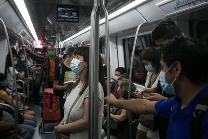 Viajeros en el metro de Barcelona el primer día laborable después de las vacaciones de verano.